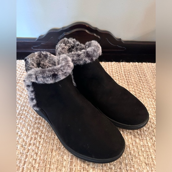 Cloudsteppers By Clarks Black Breeze Fur Women's Size 8.5 Booties Cozy Boots - Picture 1 of 10